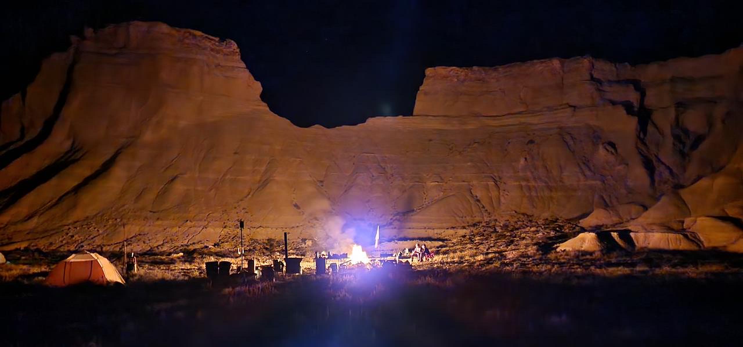Ночной лагерь Atyrau Nomads у скал